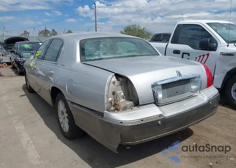 2003 Lincoln Town Car Signature from USA, damaged, VIN 1LNHM82W73Y650288